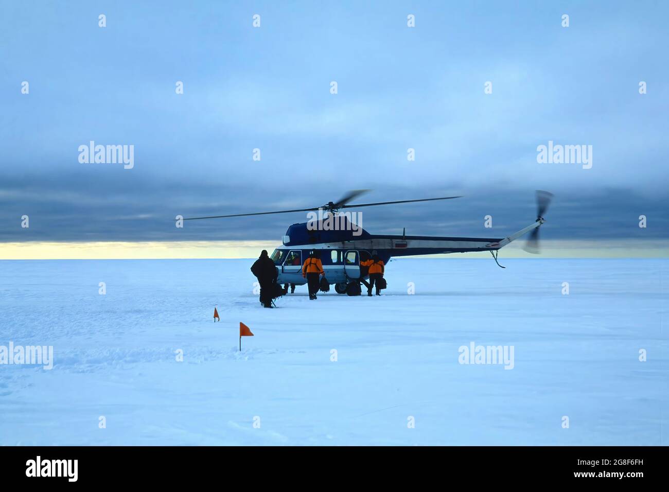 Hubschrauber beladen Menschen auf der Eisscholle, Drescher Inlet Iceport, Queen Maud Land Coast, Weddellmeer, Antarktis Stockfoto