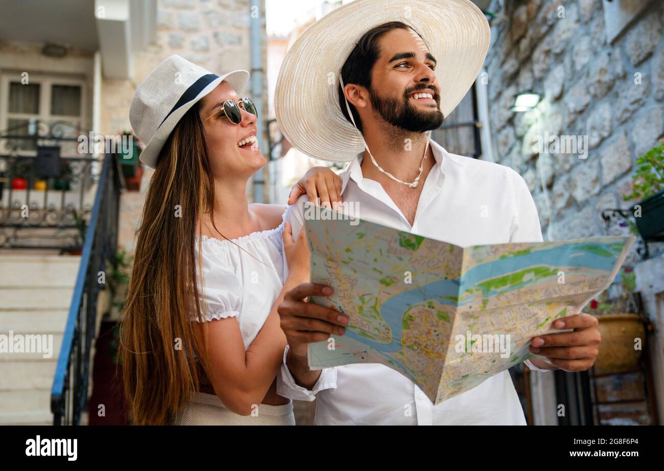 Gruppe von Freunden Tourist mit Karte in der Altstadt im Urlaub Stockfoto