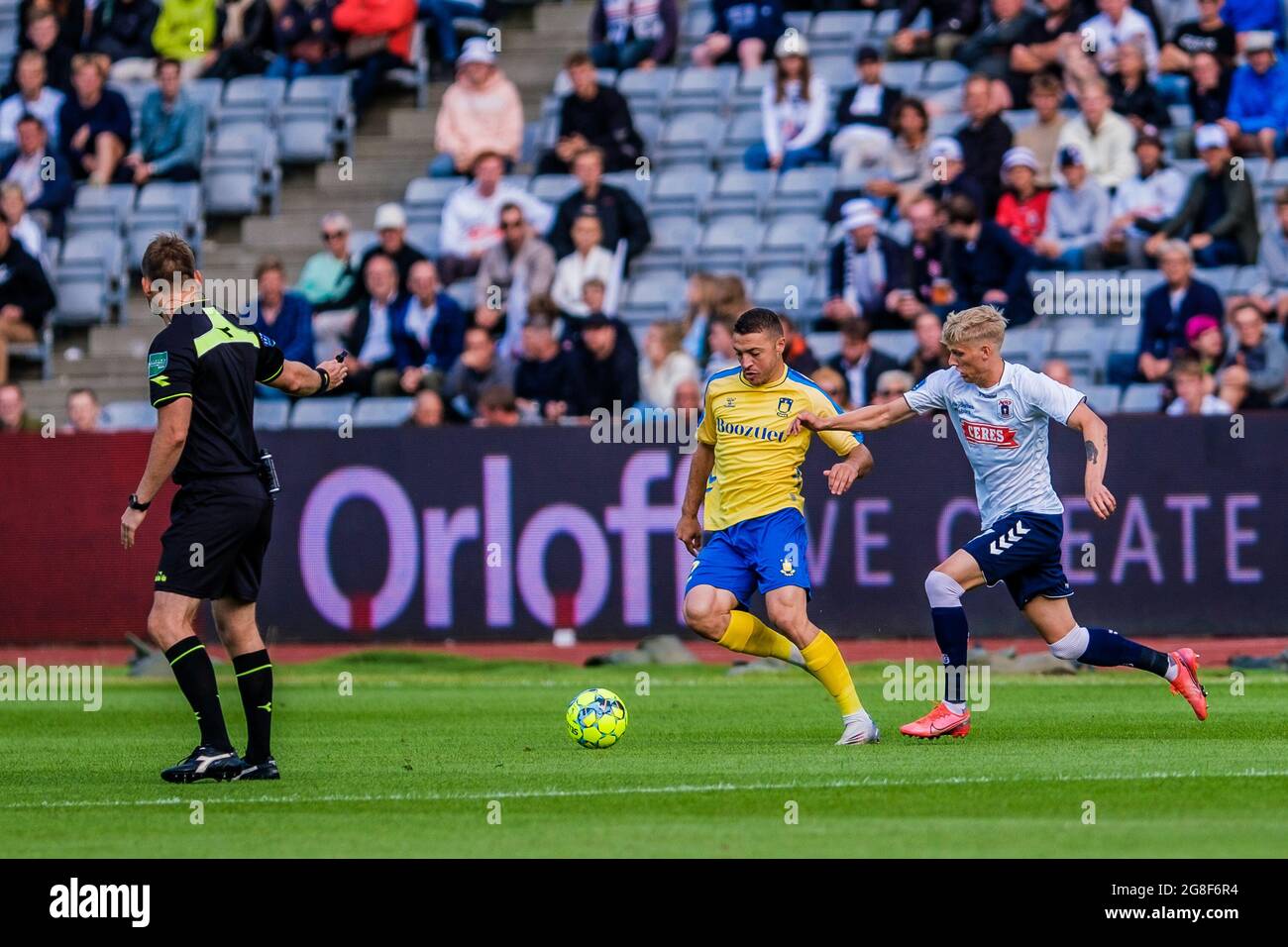 Aarhus, Dänemark. Juli 2021. Josip Radosevic (22) von Broendby IF und Albert Gronbaek (27) von AGF beim 3F Superliga-Spiel zwischen Aarhus GF und Broendby IF im Ceres Park in Aarhus. (Foto: Gonzales Photo - Robert Hendel). Stockfoto