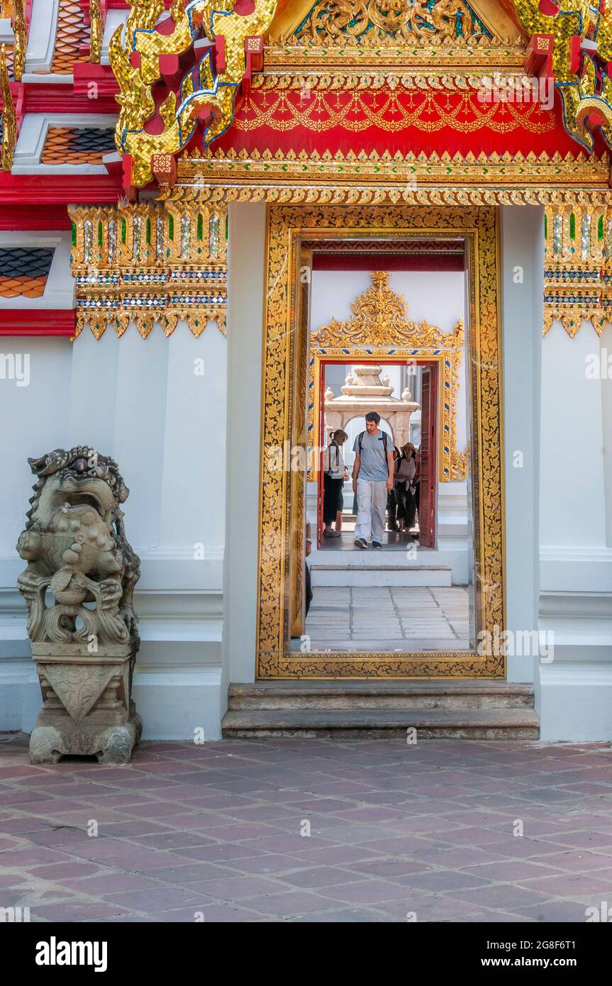 Touristen in Wat Pho Tempel in Bangkok in Thailand in Südostasien. Stockfoto
