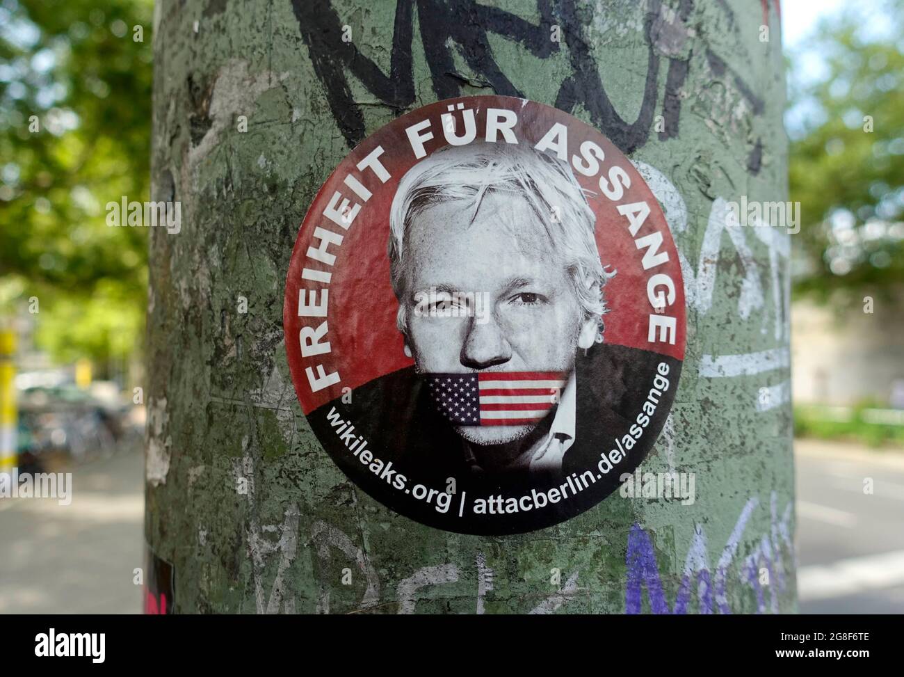 Aufkleber, freie Julian Assage in Berlin Stockfoto