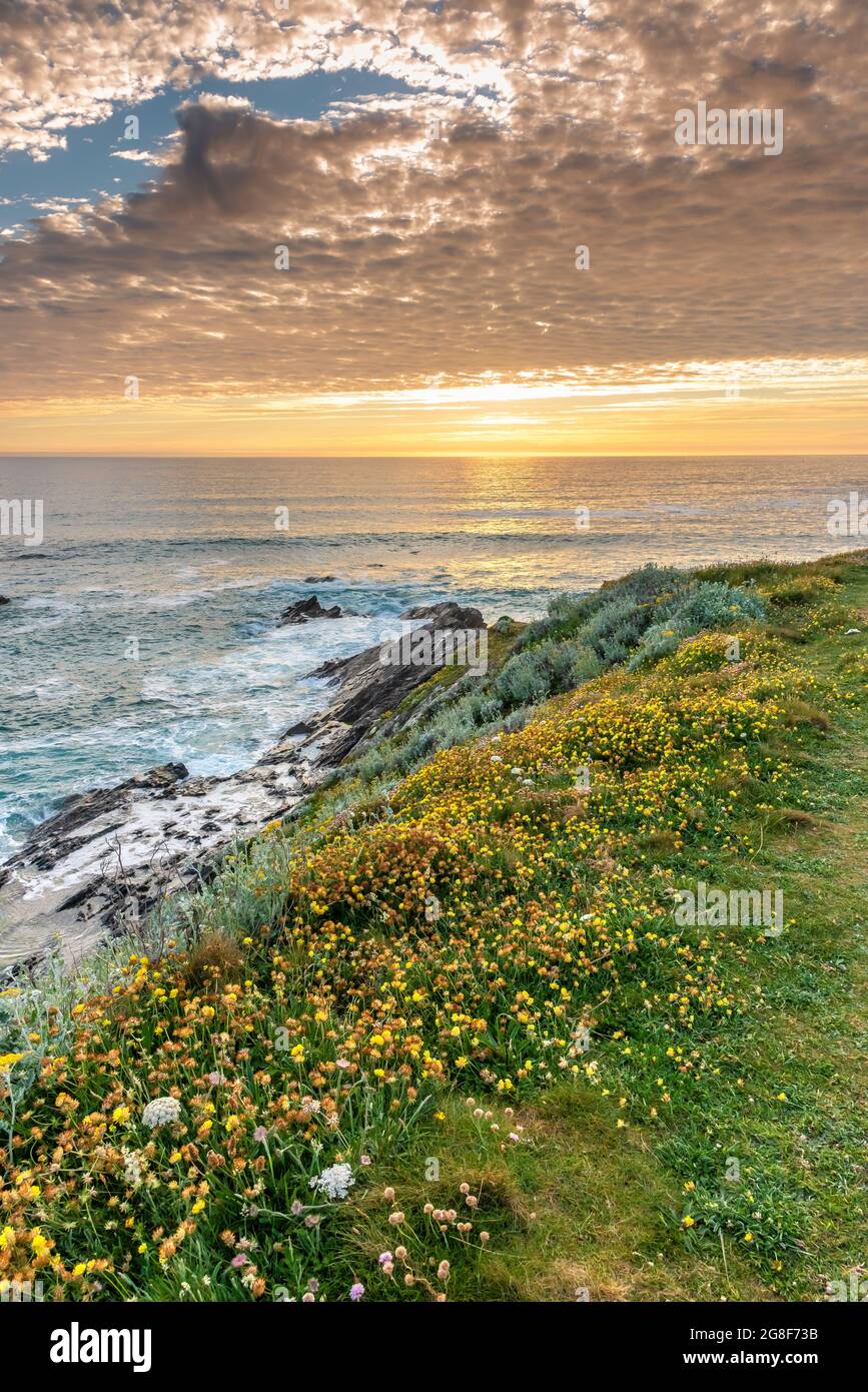 Ein spektakulärer Sonnenuntergang Fistral Bay an der Küste von Newquay in Cornwall. Stockfoto