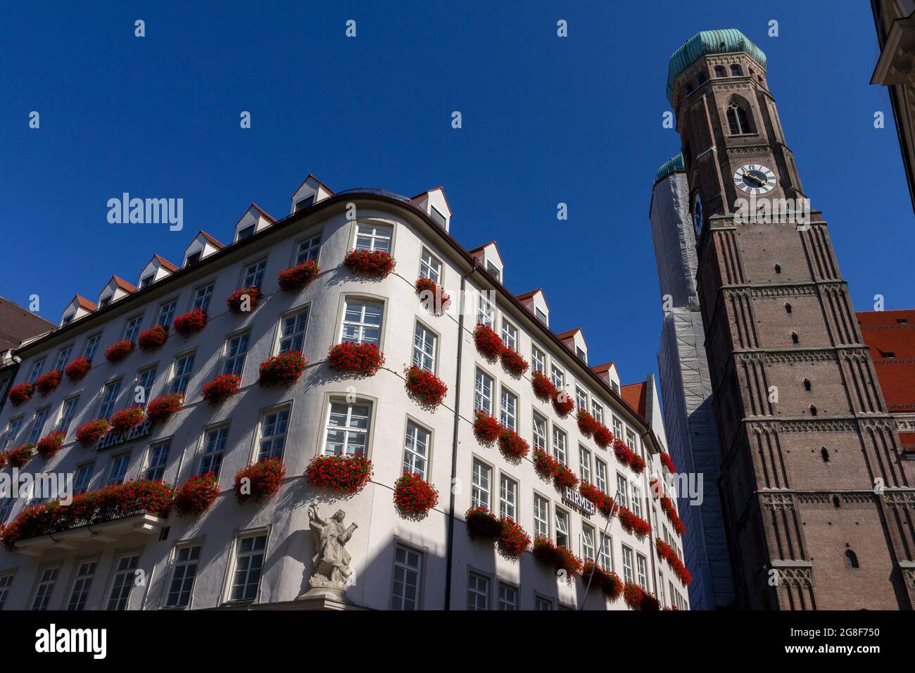 München, Deutschland - 08 26 2011: Gebäude zum Schonen Turm (der schöne Turm) das Hirmer-Modegeschäft in der Kaufinger straße nahe dem Marienplatz. Muni Stockfoto