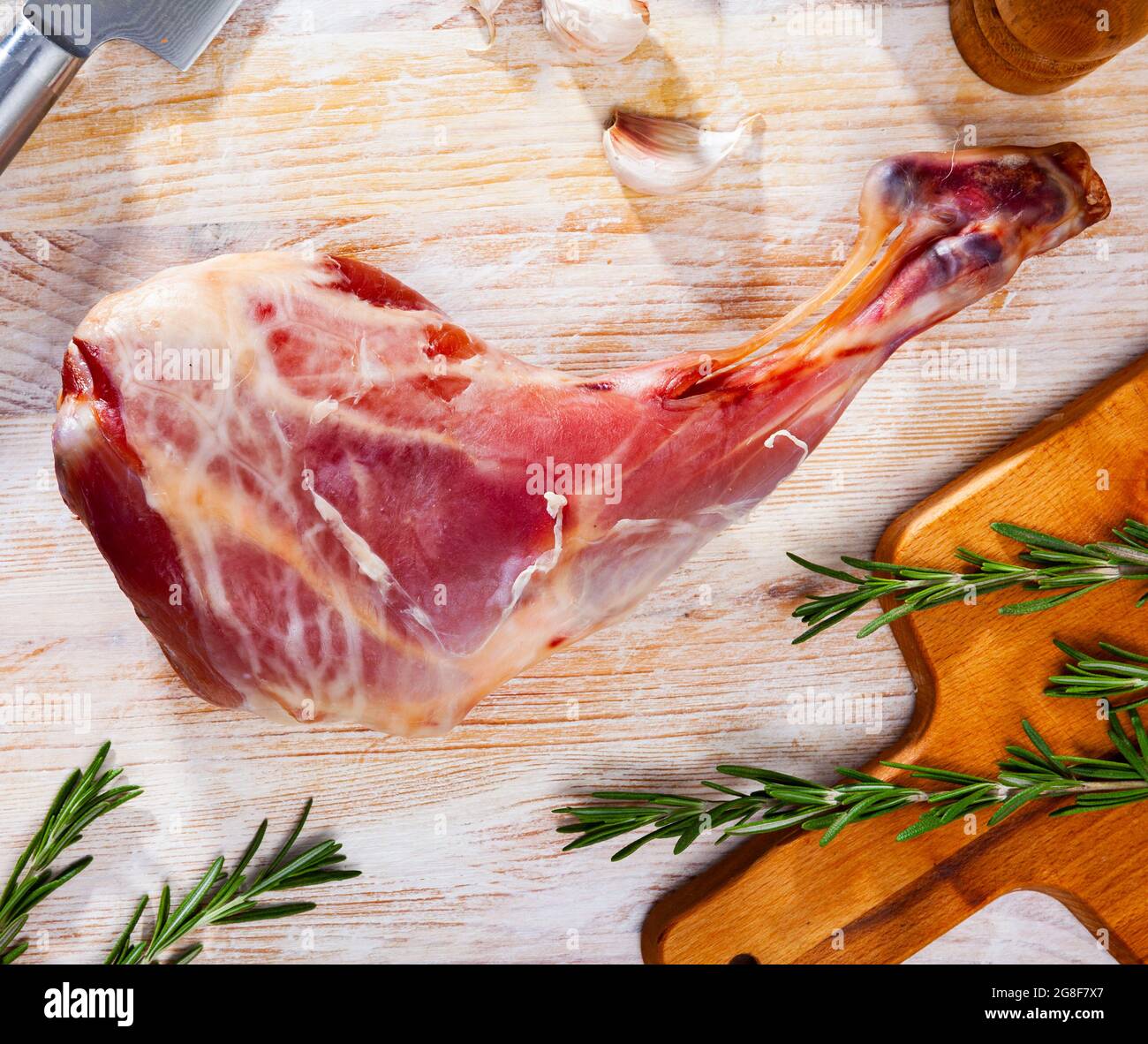 Rohes Bein der Ziege mit Zutaten zum Kochen Stockfotografie - Alamy