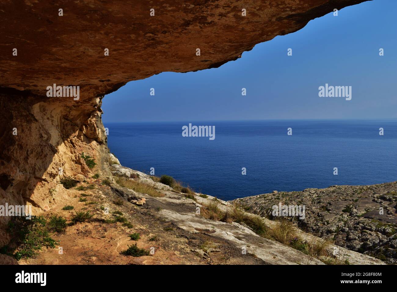 Schöne Aussicht auf das Mittelmeer von innen eine Höhle unter einem blauen klaren Himmel Stockfoto