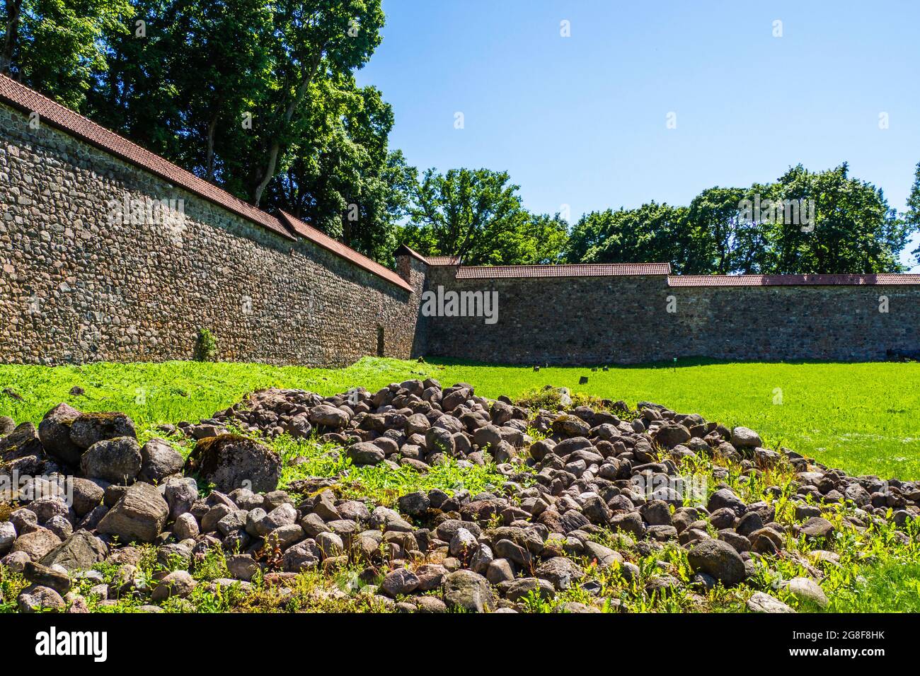 Verteidigungsmauer der mittelalterlichen Burg Medininkai, Litauen Stockfoto