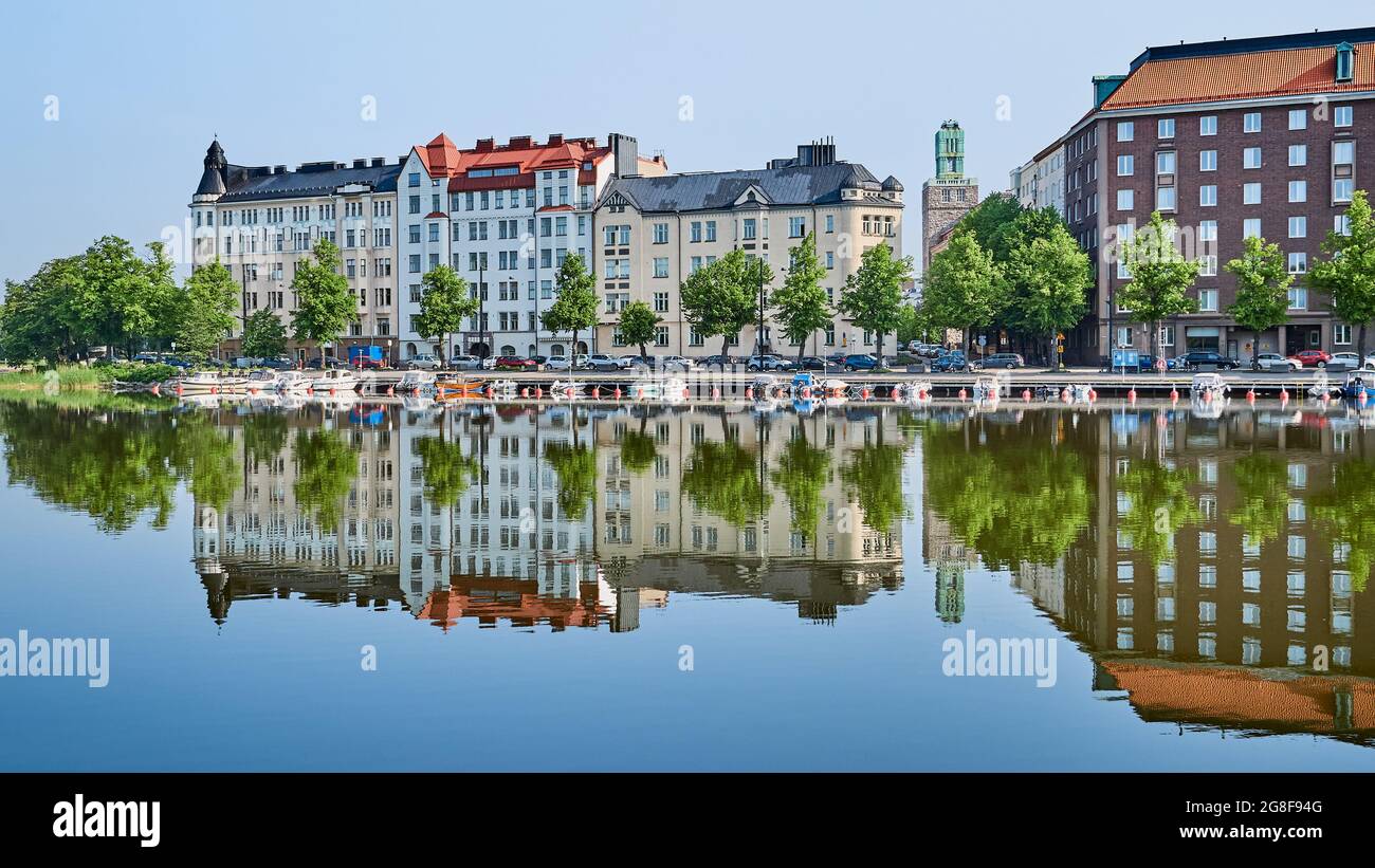 Der verlassene Damm im leeren Helsinki spiegelte sich wunderbar im Wasser. Stockfoto