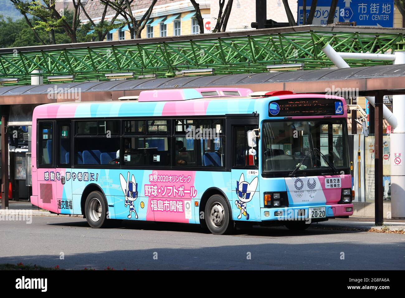 20. JULI 2021: EIN Bus, der mit dem Banner der Olympischen Spiele 2020 in Tokio in Fukushima, Japan, geschmückt ist. Quelle: Yohei Osada/AFLO SPORT/Alamy Live News Stockfoto