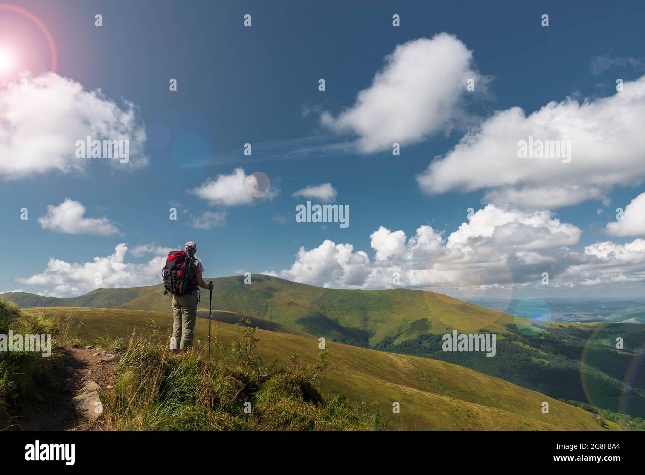 Die Frau genießt die Aussicht auf dem Wanderweg in den Karpaten. Urlaub in freier Wildbahn. Fernweh-Konzept Stockfoto