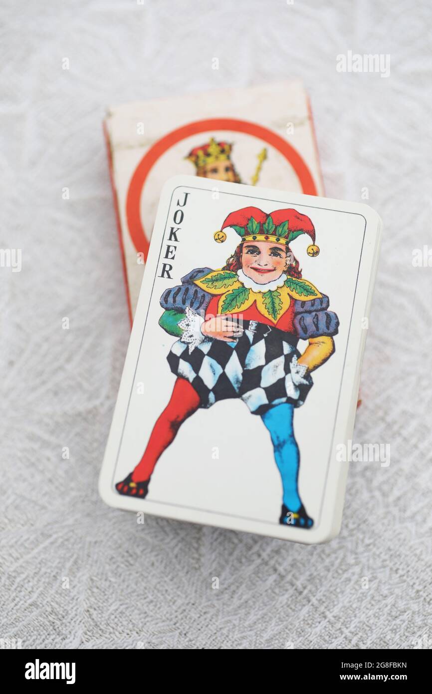Kartenspiel in einem Haus, ein Joker. Stockfoto