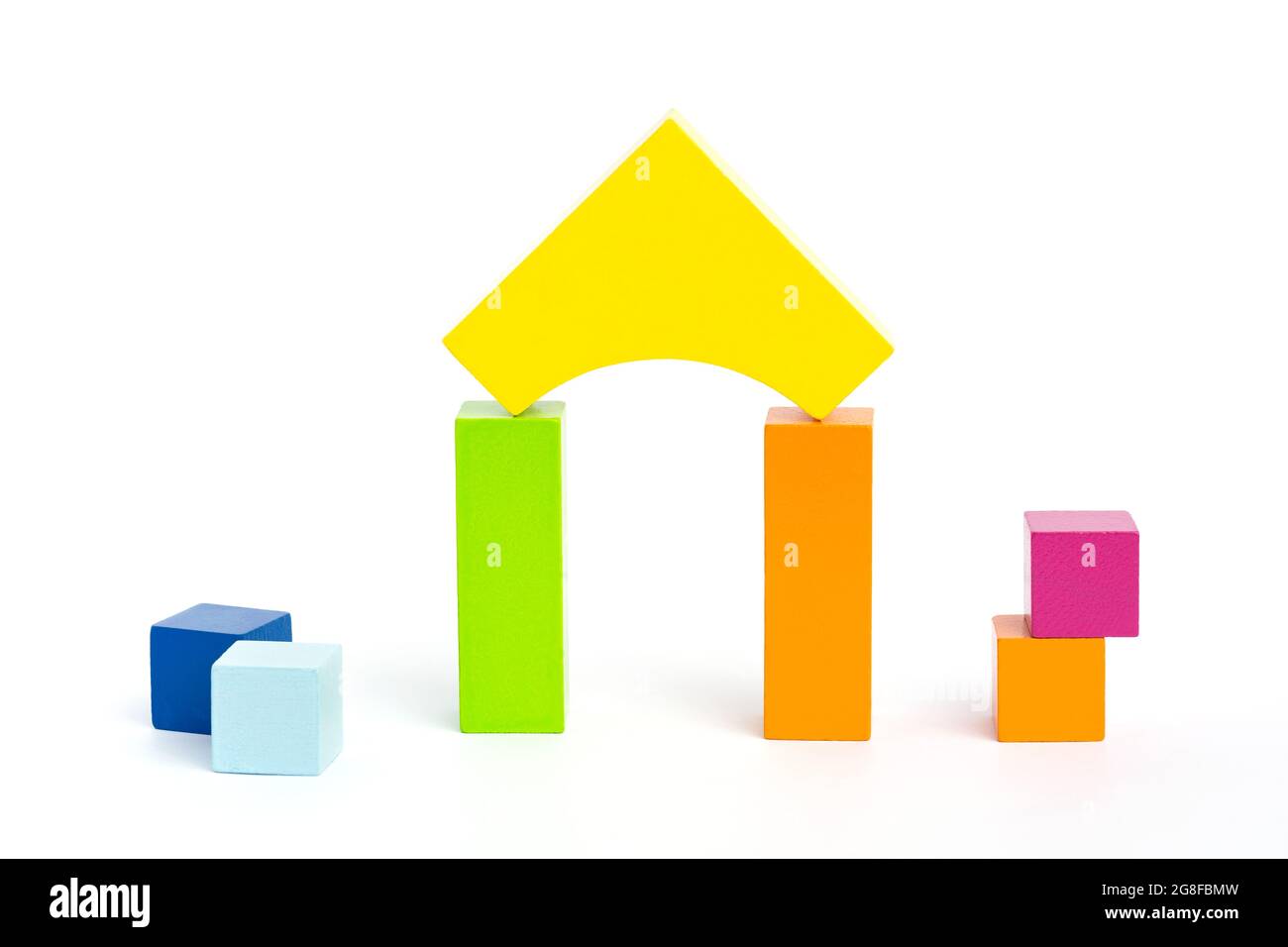 Das Kind legt farbige Würfel und sammelt Figuren. Stockfoto