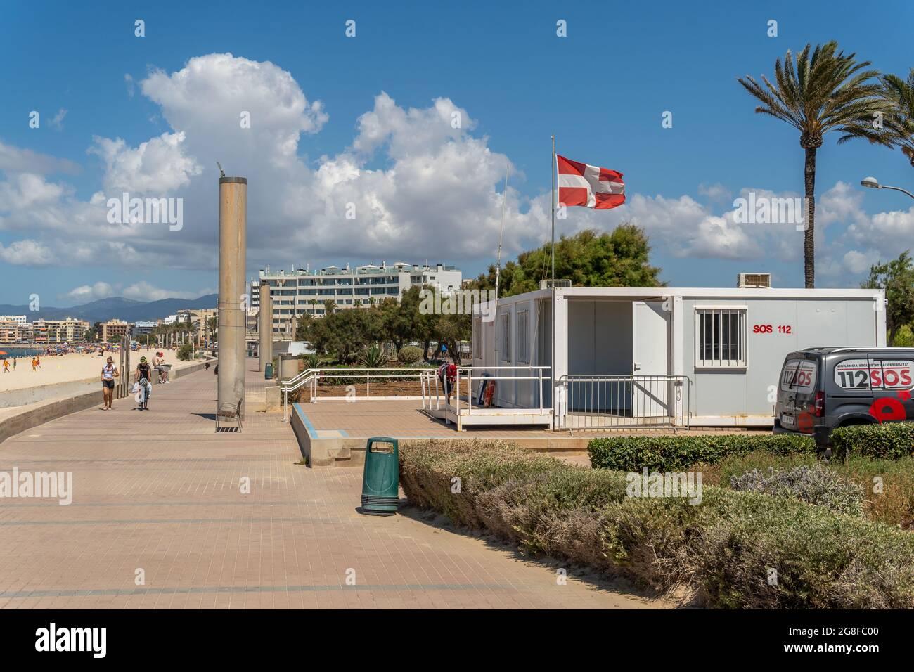 Platja de Palma, Spanien; 16 2021. juli: Erste-Hilfe-und medizinische Notfallstation an der Promenade des Strandes von Palma de Mallorca mit einem Fahrzeug geparkt wi Stockfoto