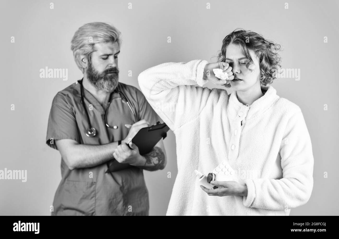 Es fühlt sich so schlecht an. Gesundheitswesen und Medizin. Arzt und Patient diskutieren Behandlung. Beratung über die Diagnose der Krankheit. Arzt und Patient Stockfoto