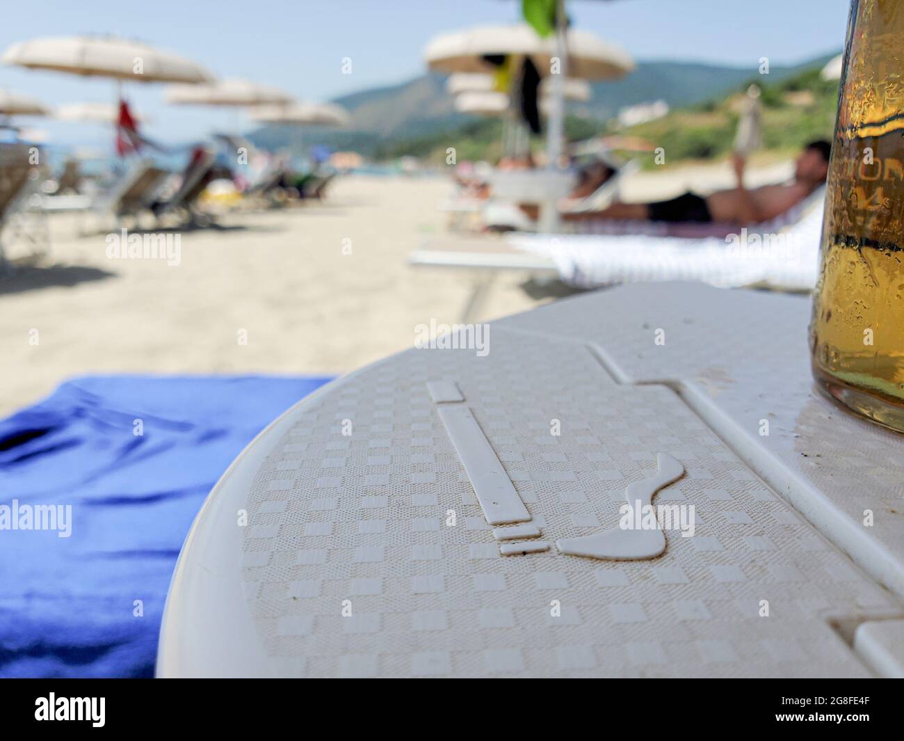 Im Sommer gibt es kein Rauchzeichen auf dem Sonnenschirm, gesunder Lebensstil im Meer Stockfoto