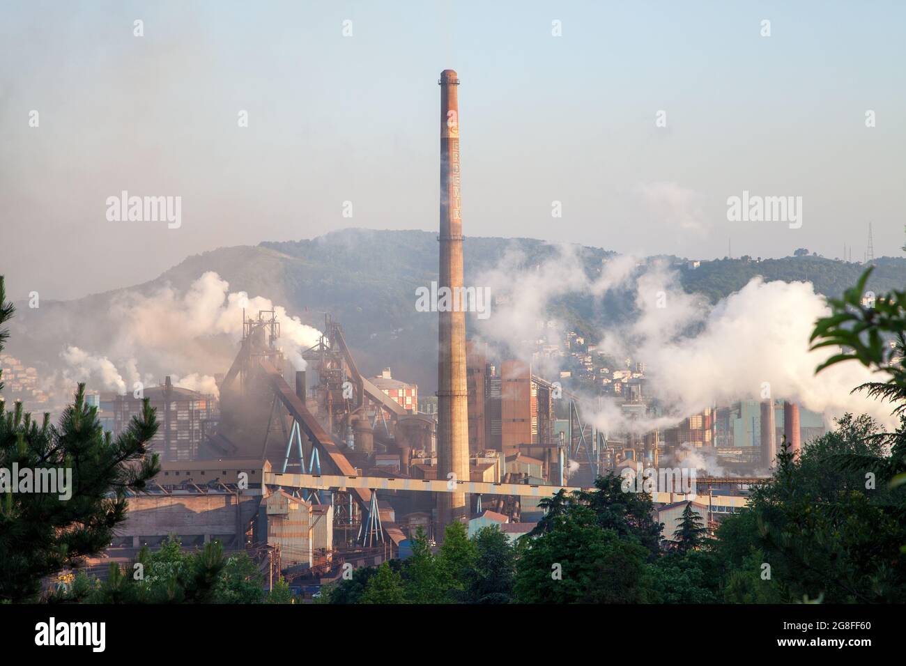 Eregli, Zonguldak Türkei - 05202013: Blick aus dem Produktionsprozess der Eisen- und Stahlfabrik Ereğli. Stockfoto
