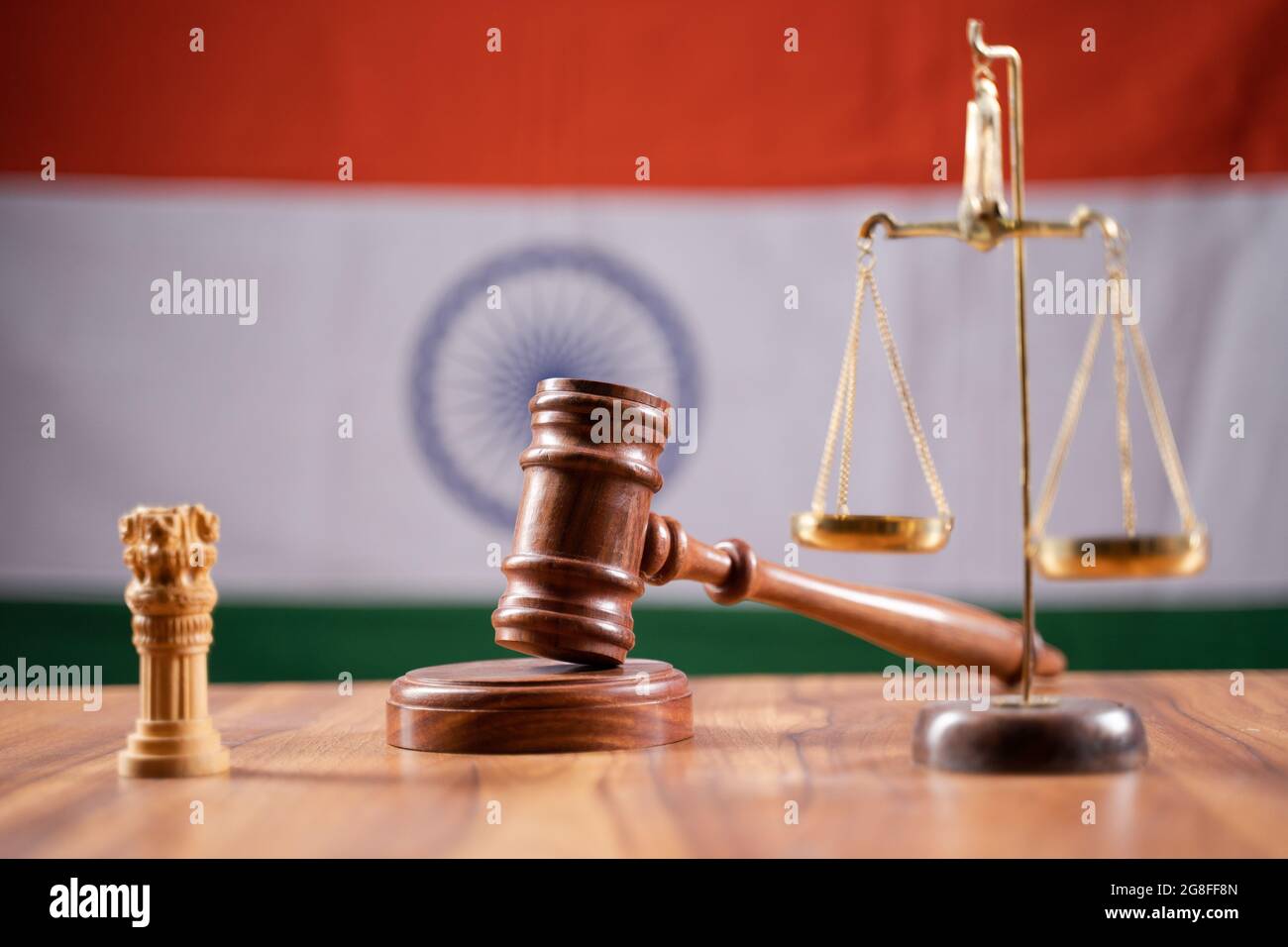 Konzept des indischen Justizsystems, das durch die Verwendung von Richtergavel, Balanceskala auf indischer Flagge als Hintergrund zeigt Stockfoto