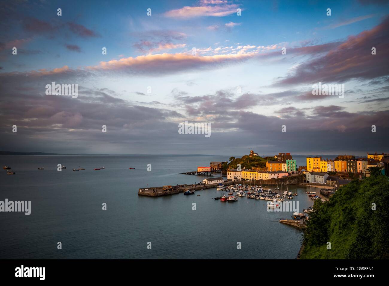 Tenby Hafen in der goldenen Stunde an der Pembrokeshire Küste Stockfoto