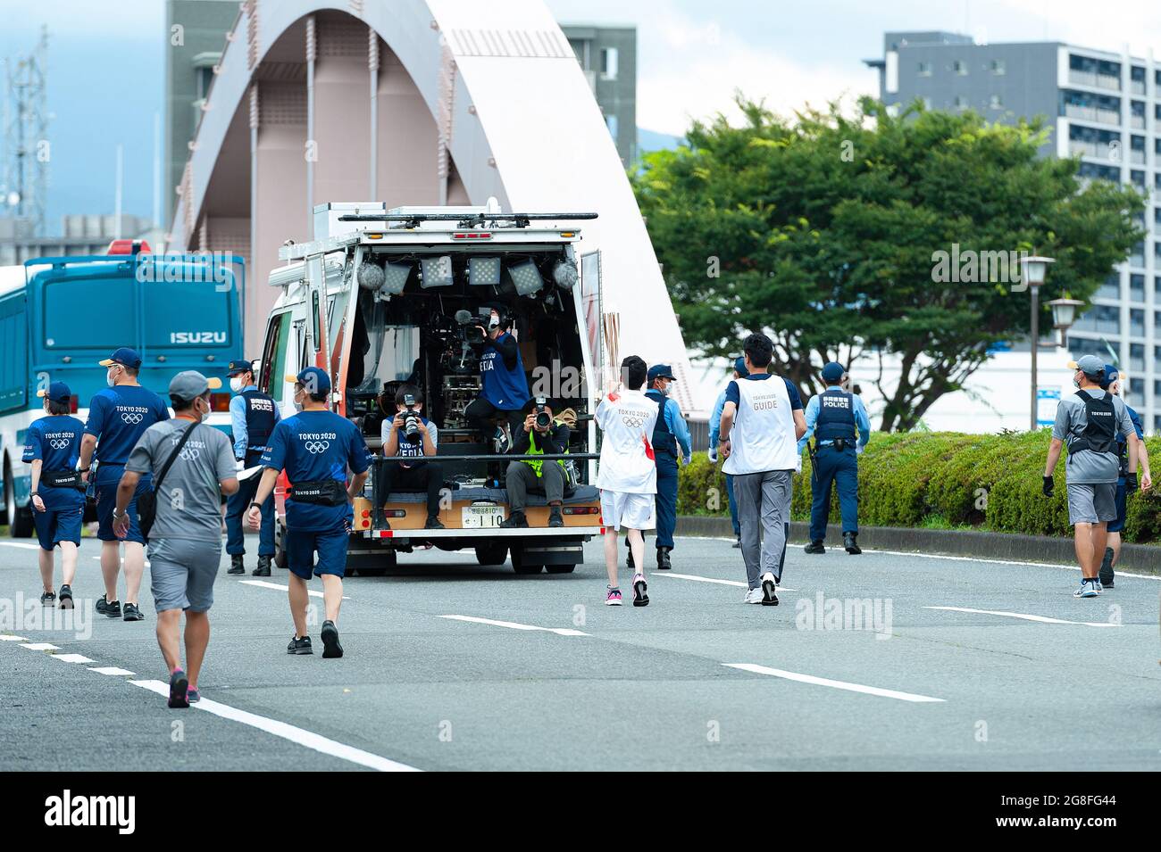 Fuji City, Shizuoka-Ken, Japan - 24. Juni 2021: Olympischer Fackellauf 2020 in Tokio in Fuji City. Team von Fotografen und Kameramann arbeiten. Stockfoto