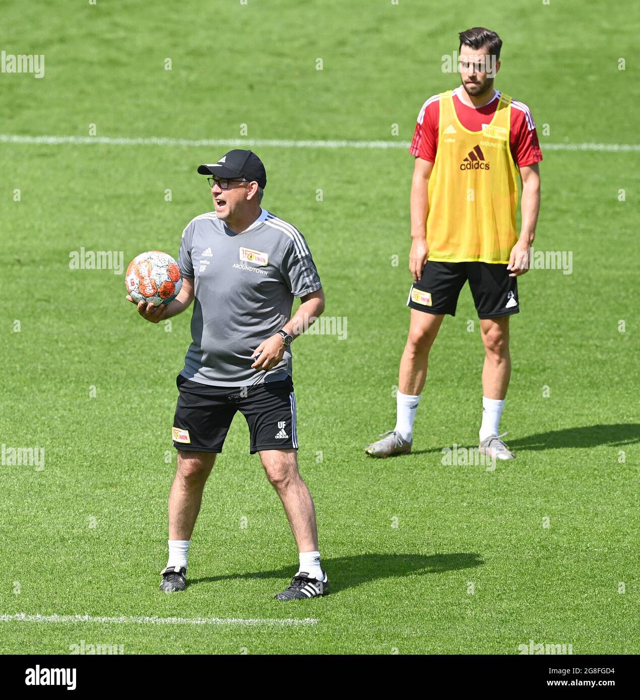 20. Juli 2021, Österreich, Längenfeld: Fußball: Bundesliga, 1. FC Union Berlin: Trainingslager in Tirol im Sportzentrum Längenfeld. Trainer Urs Fischer (l.), im Einsatz neben Niko Gießelmann. Foto: Matthias Koch/dpa Stockfoto