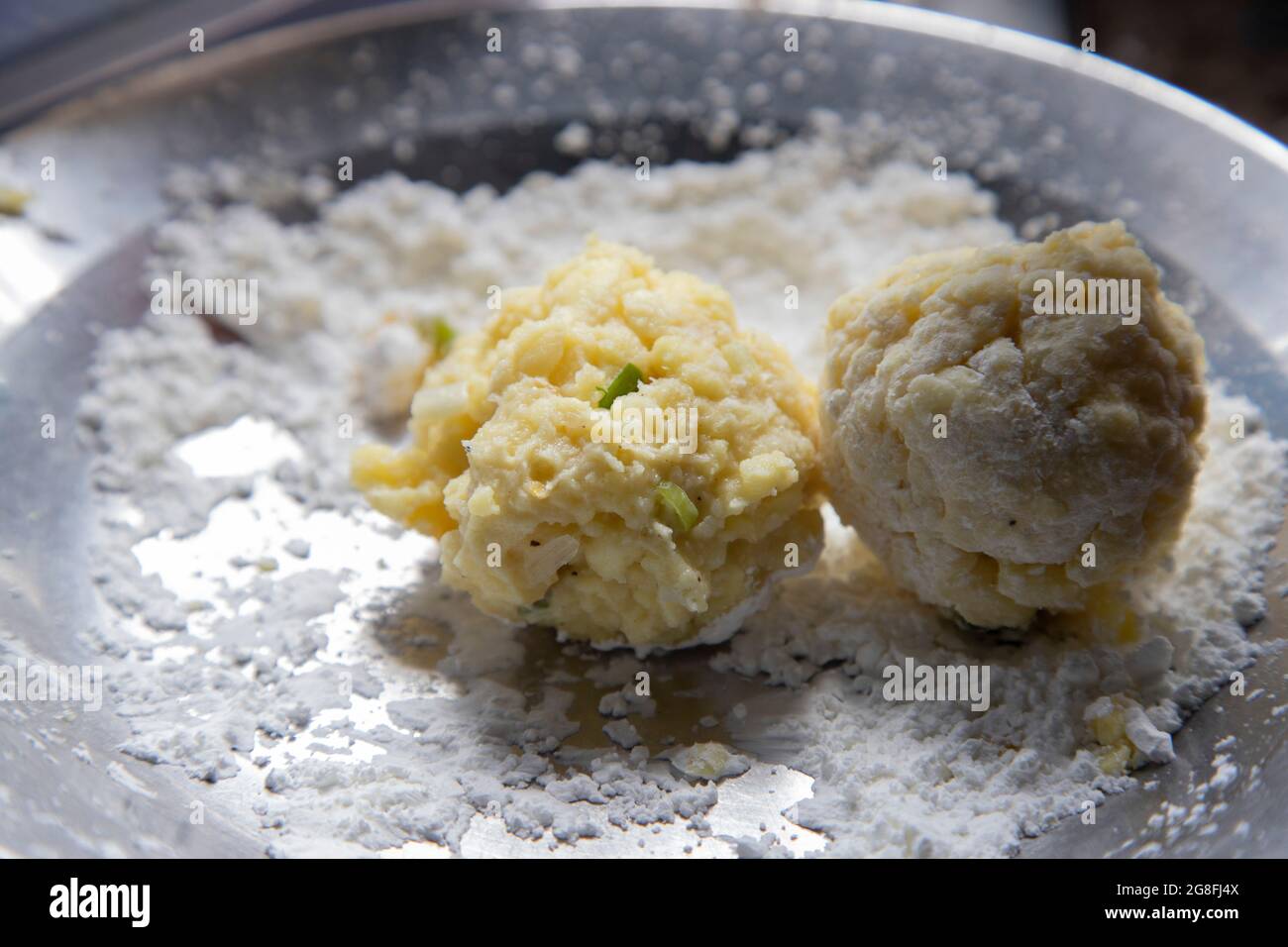 Brotfruchtbällchen in Mehl in einer Schüssel Stockfoto