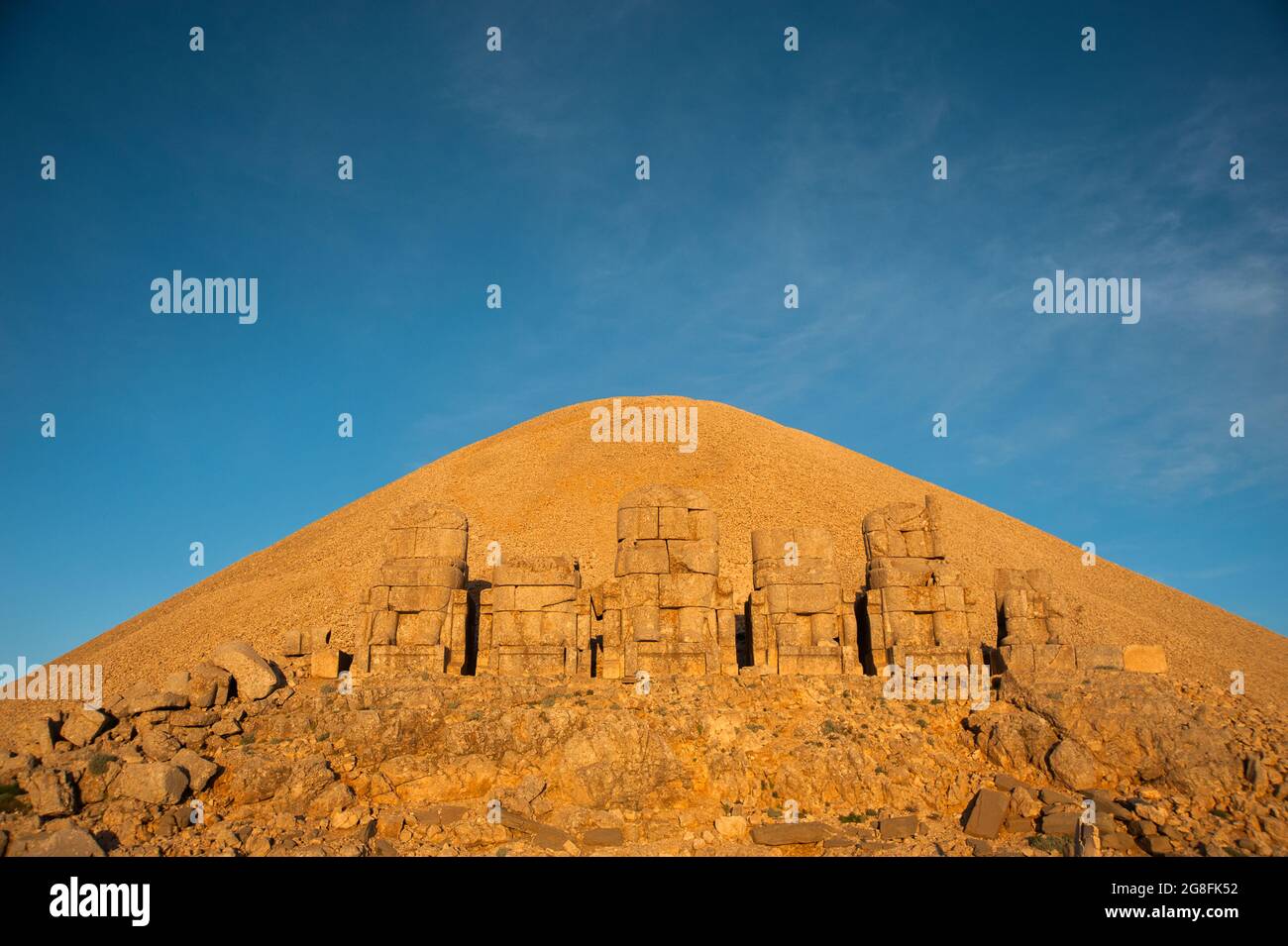 Alte Statuen auf dem Gipfel des Nemrut-Berges, Türkei. Der Mount Nemrut ist UNESCO-Weltkulturerbe. Adiyaman, Türkei Stockfoto