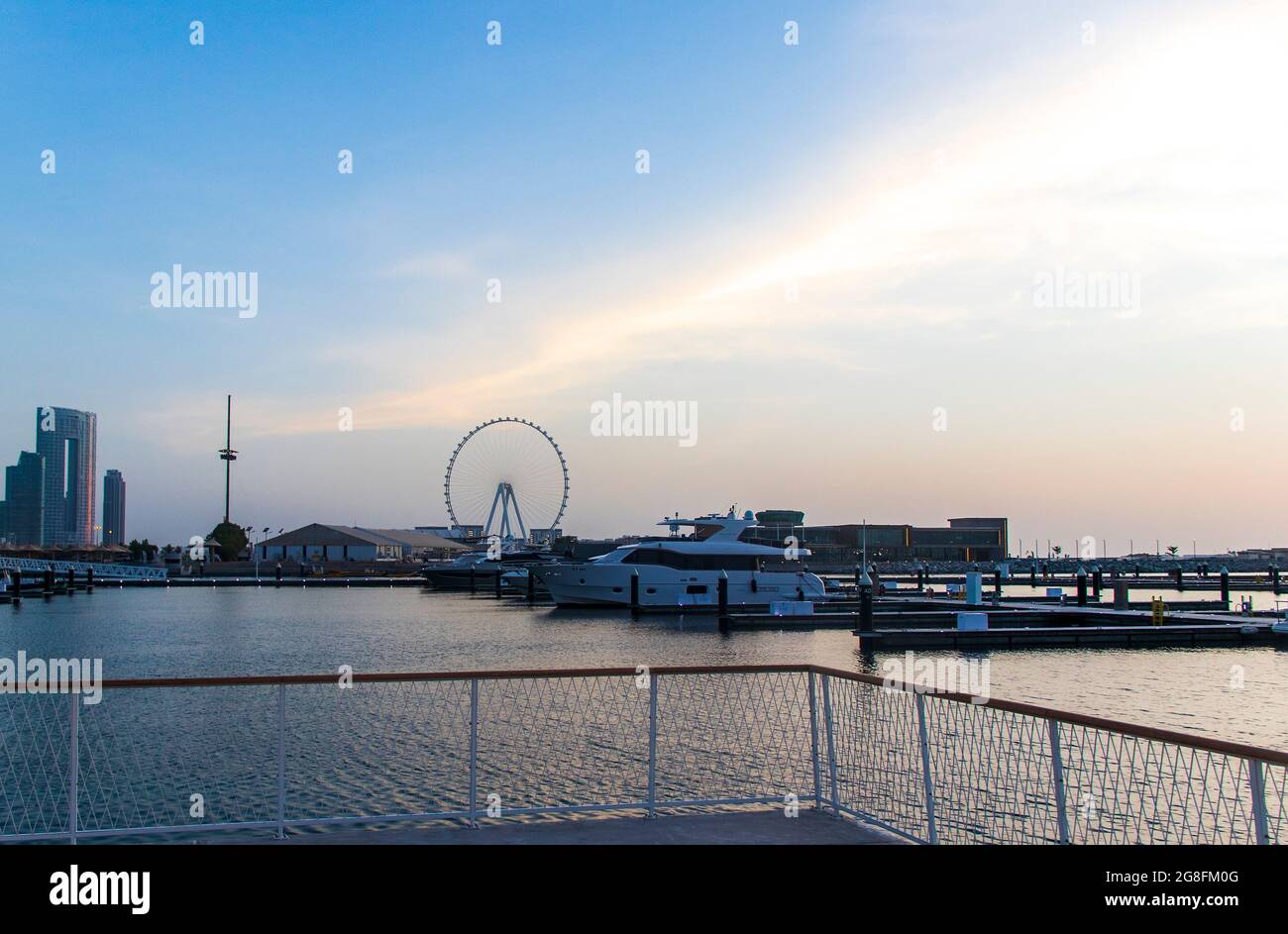 Dubai, VAE - 07.19.2021 Blick auf das höchste Riesenrad der Welt Ain Dubai vom Hafen in Dubai aus. Stockfoto