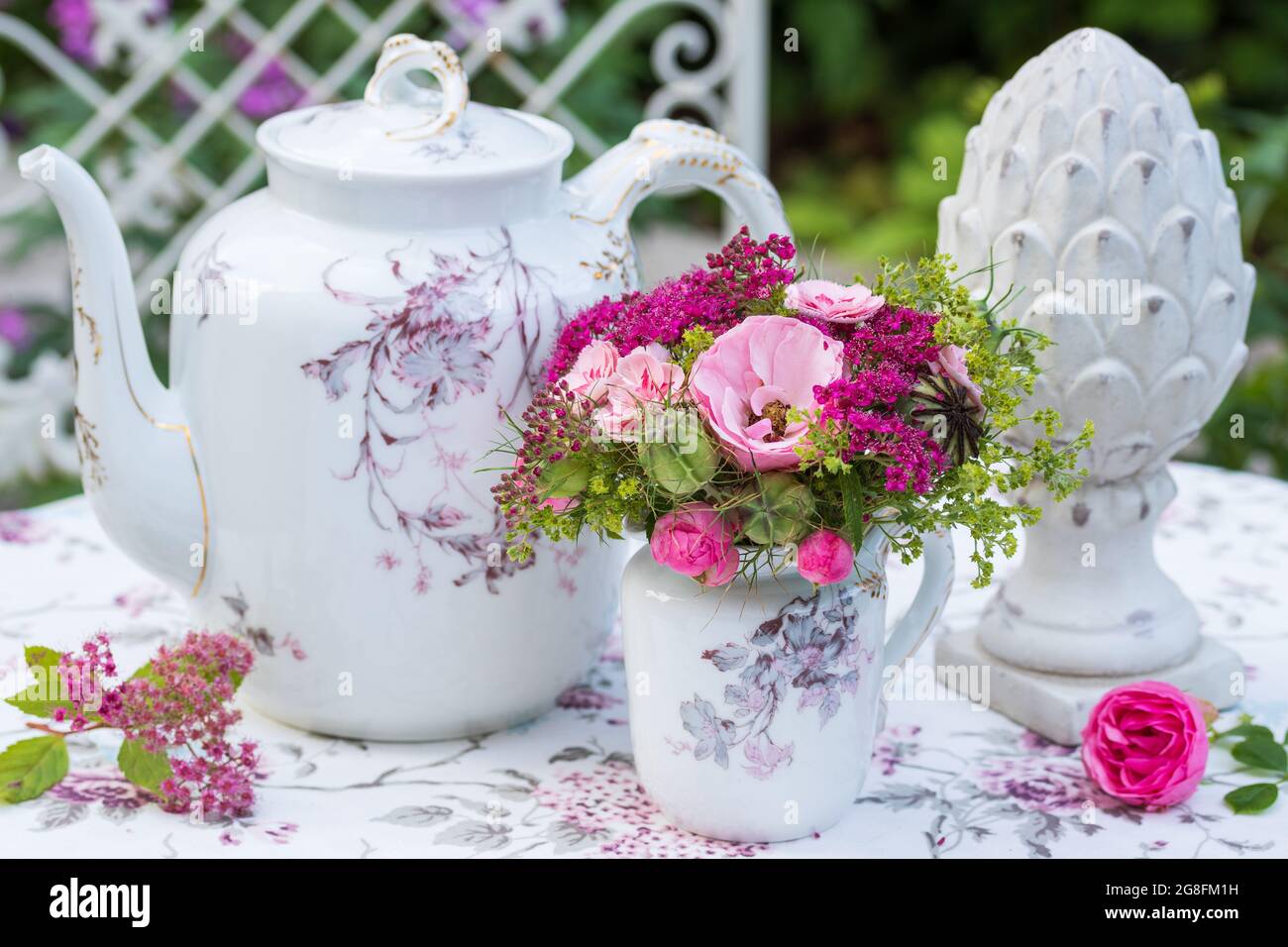 Romantische Dekoration mit Blumenstrauß aus Sommerblumen und Vintage Porzellan Stockfoto