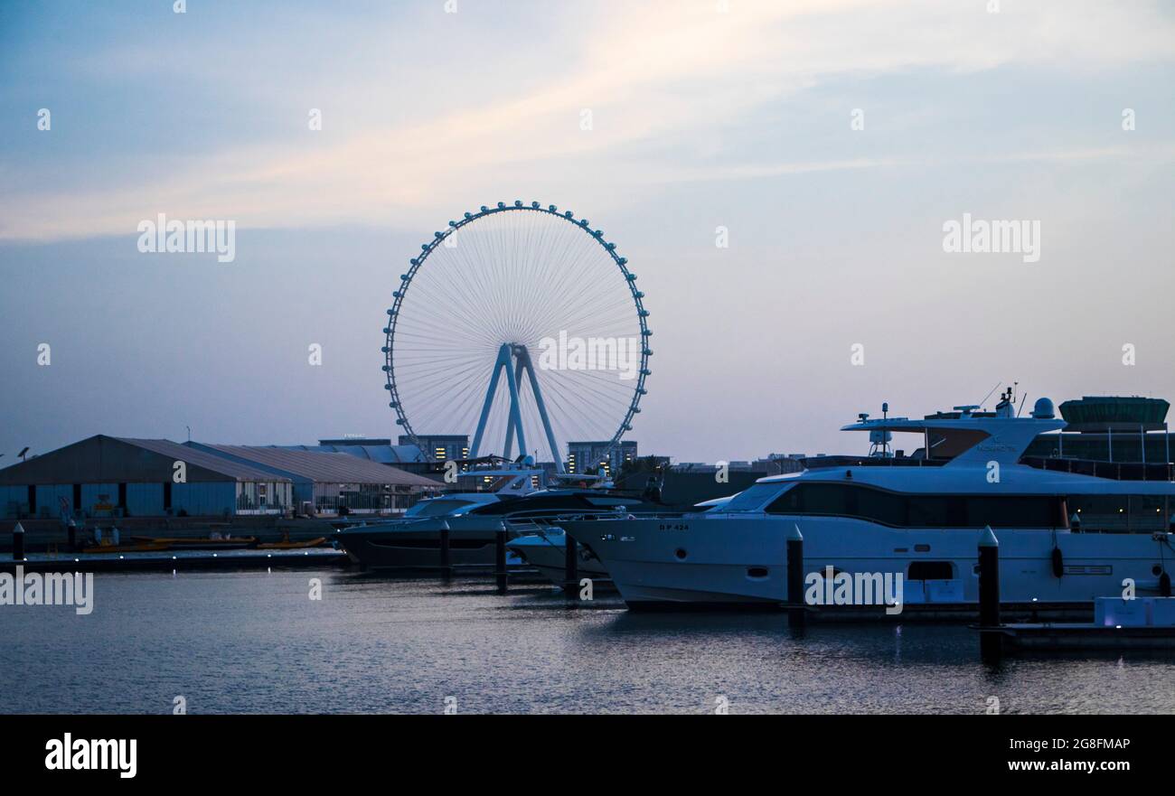Dubai, VAE - 07.19.2021 Blick auf das höchste Riesenrad der Welt Ain Dubai vom Hafen in Dubai aus. Stockfoto