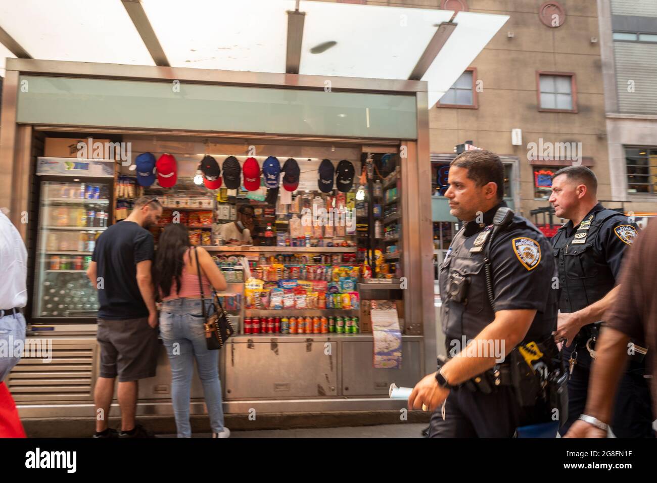 Die Büros der NYPD passieren am Donnerstag, den 15. Juli 2021, einen Zeitungskioské auf dem Times Square in New York. (© Richard B. Levine) Stockfoto