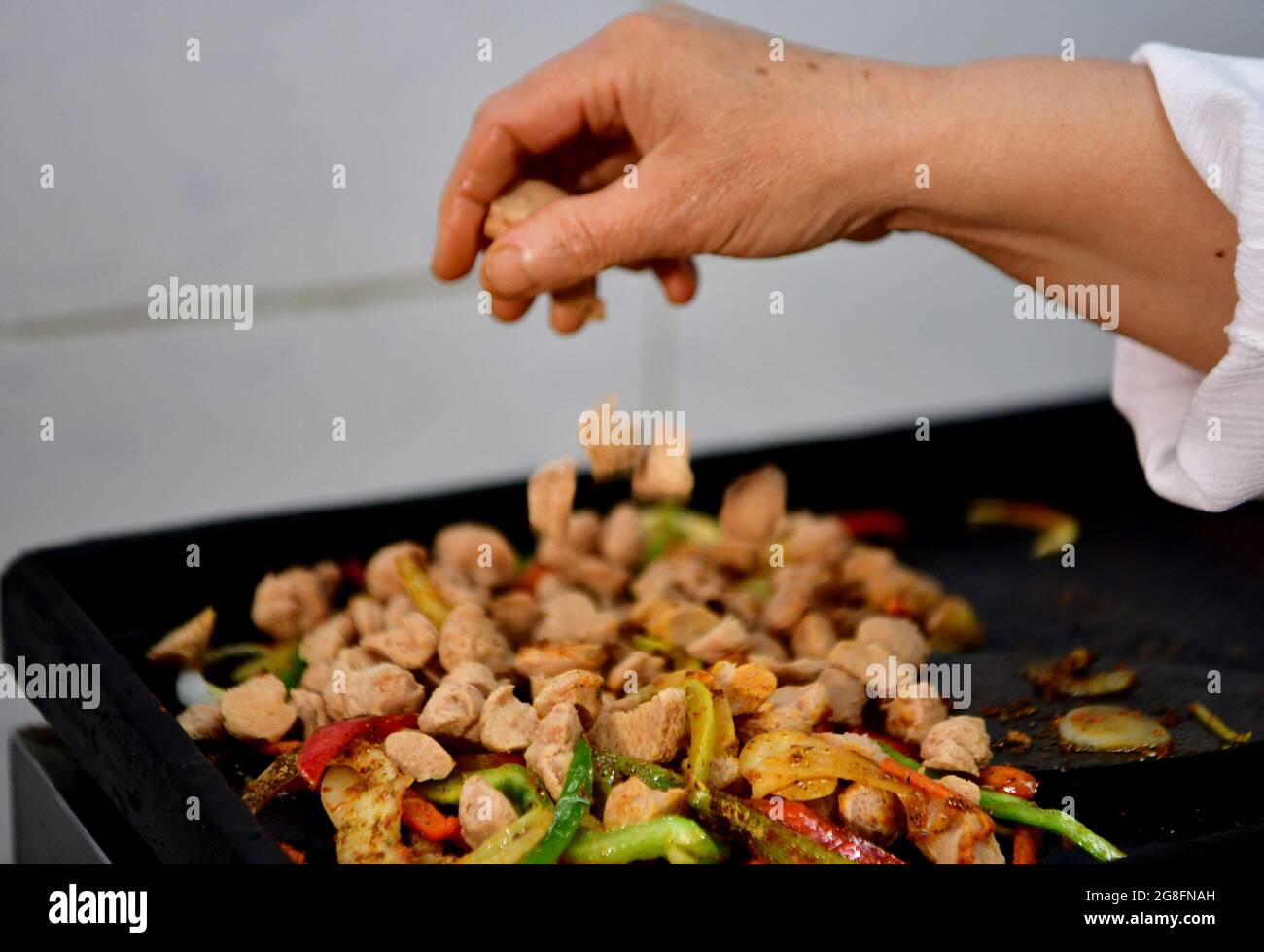 Sweida, Syrien. Juni 2021. Ahlam Sarai, eine 54-jährige Syrerin, kocht am 20. Juni 2021 in ihrem Restaurant in Sweida, Syrien, vegetarisches Essen. ZUM THEMA „Feature: Syrian Woman opens 1st vegetarian Restaurant in Hometown“ Credit: Ammar Safarjalani/Xinhua/Alamy Live News Stockfoto