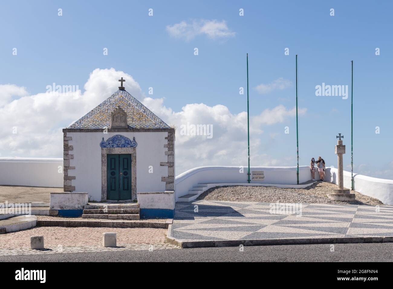 Nazare, Portugal - 28. Juni 2021: Blick auf die Ermida da Memoria, die Gedächtniskapelle in Nazare Sitio Stockfoto