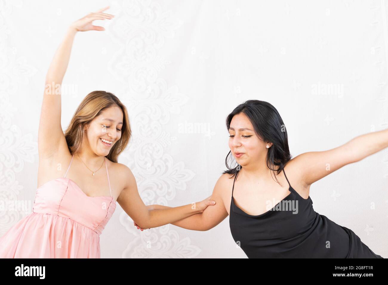 Junge Frauen üben Tanzschritte, um ihr Talent auf weißem Hintergrund zu entwickeln Stockfoto