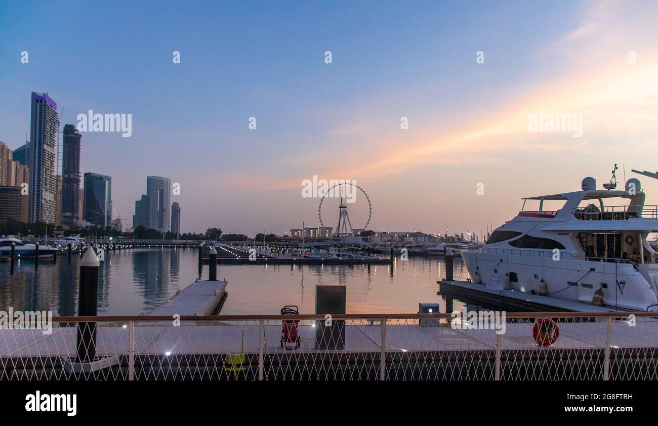 Dubai, VAE - 07.19.2021 Blick auf das höchste Riesenrad der Welt Ain Dubai vom Hafen in Dubai aus. Stockfoto