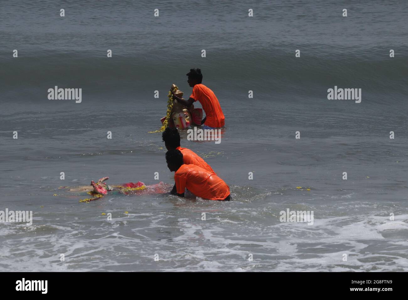 Lord ganesh Idol ist eingetaucht Meerwasser Stockfoto