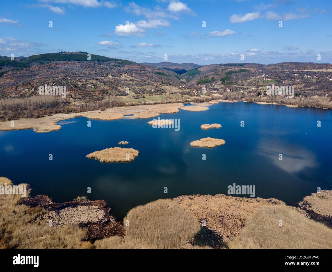 Luftaufnahme des Sumpfes Choklyovo am Konyavska Berg, Kyustendil Region, Bulgarien Stockfoto