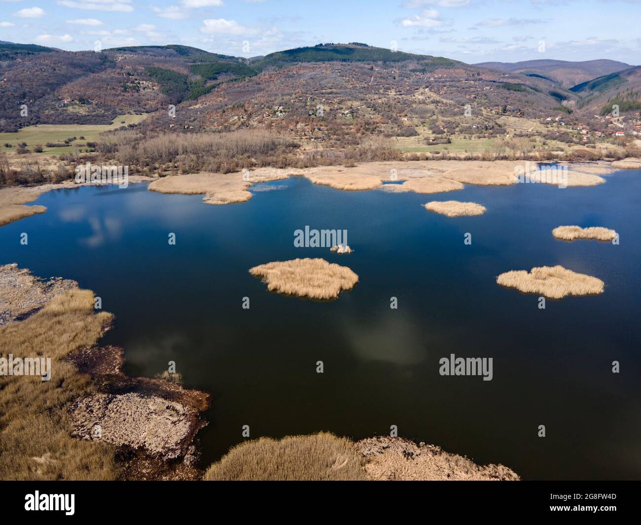 Luftaufnahme des Sumpfes Choklyovo am Konyavska Berg, Kyustendil Region, Bulgarien Stockfoto