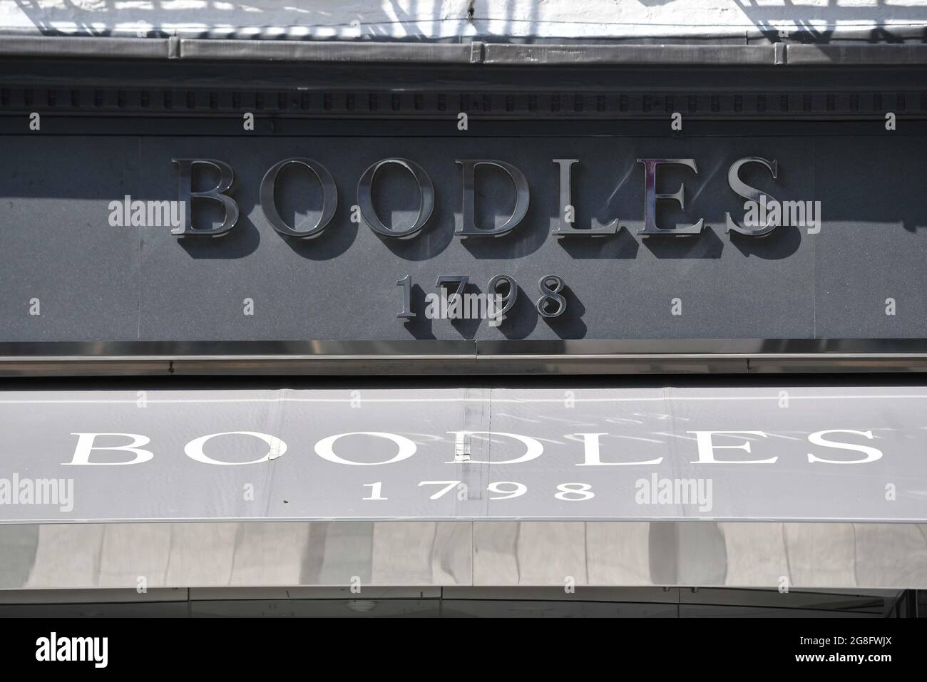 Boodles auf der New Bond Street in London. Lulu Lakatos Stahl Diamanten im Wert von £4.2 Millionen von den Luxusjuwelern, indem sie die Edelsteine mit „Handgelicht“ gegen Kieselsteine tauschten, hat das Southwark Crown Court gehört. Die 60-Jährige , angeblich als Gemmologin namens 'Anna' gestellt, wurde von einer Gruppe, die sich als wohlhabende russische Investoren ausgab, angewiesen, die die Edelsteine von Boodles im Zentrum Londons kaufen wollte. Bilddatum: Dienstag, 20. Juli 2021. Stockfoto