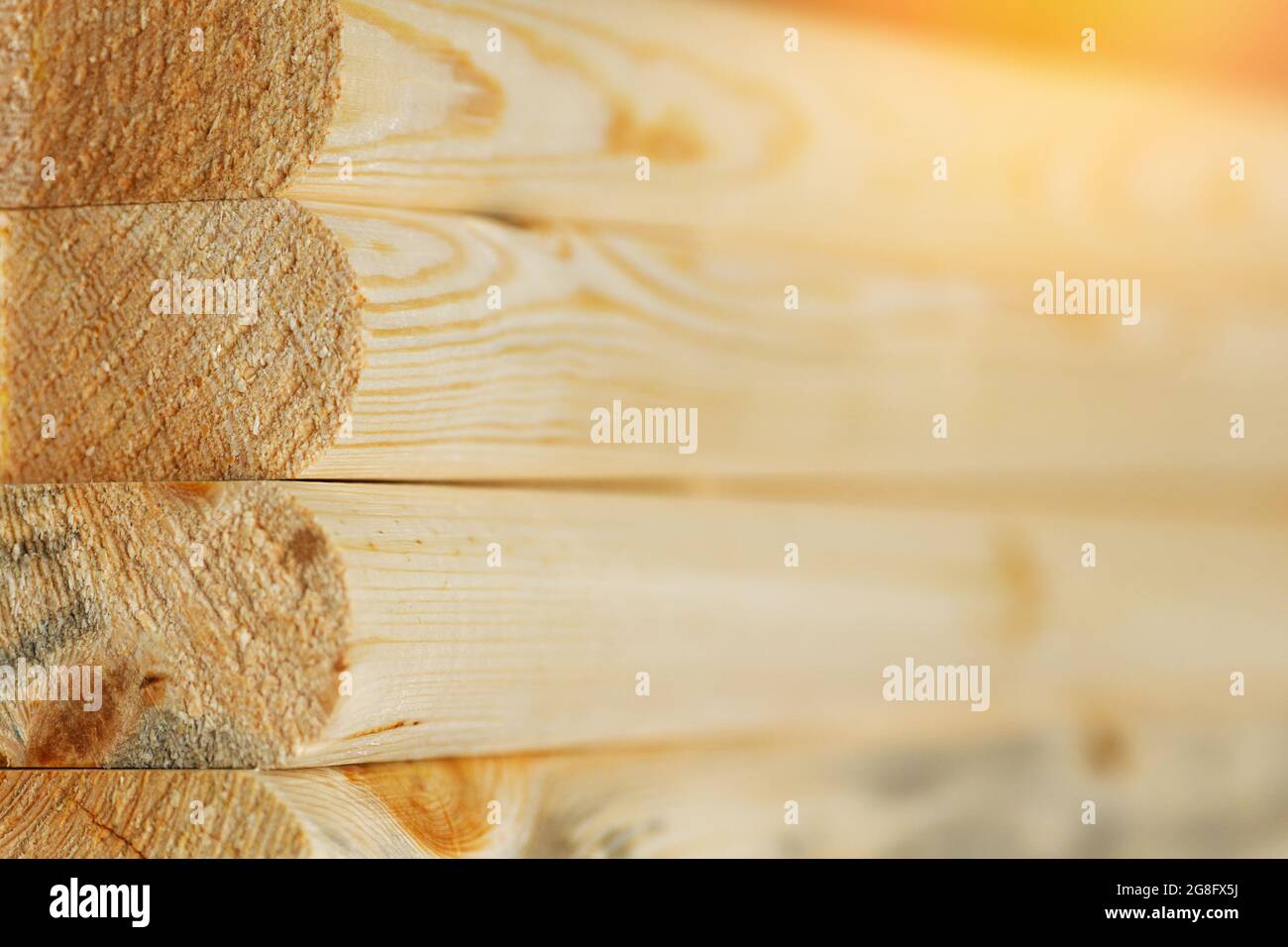 Bretter und Bauholz liegen in der Schreinerei. Holzbearbeitung. Hintergrund für den Produktlieferanten. Harthölzer. Stockfoto