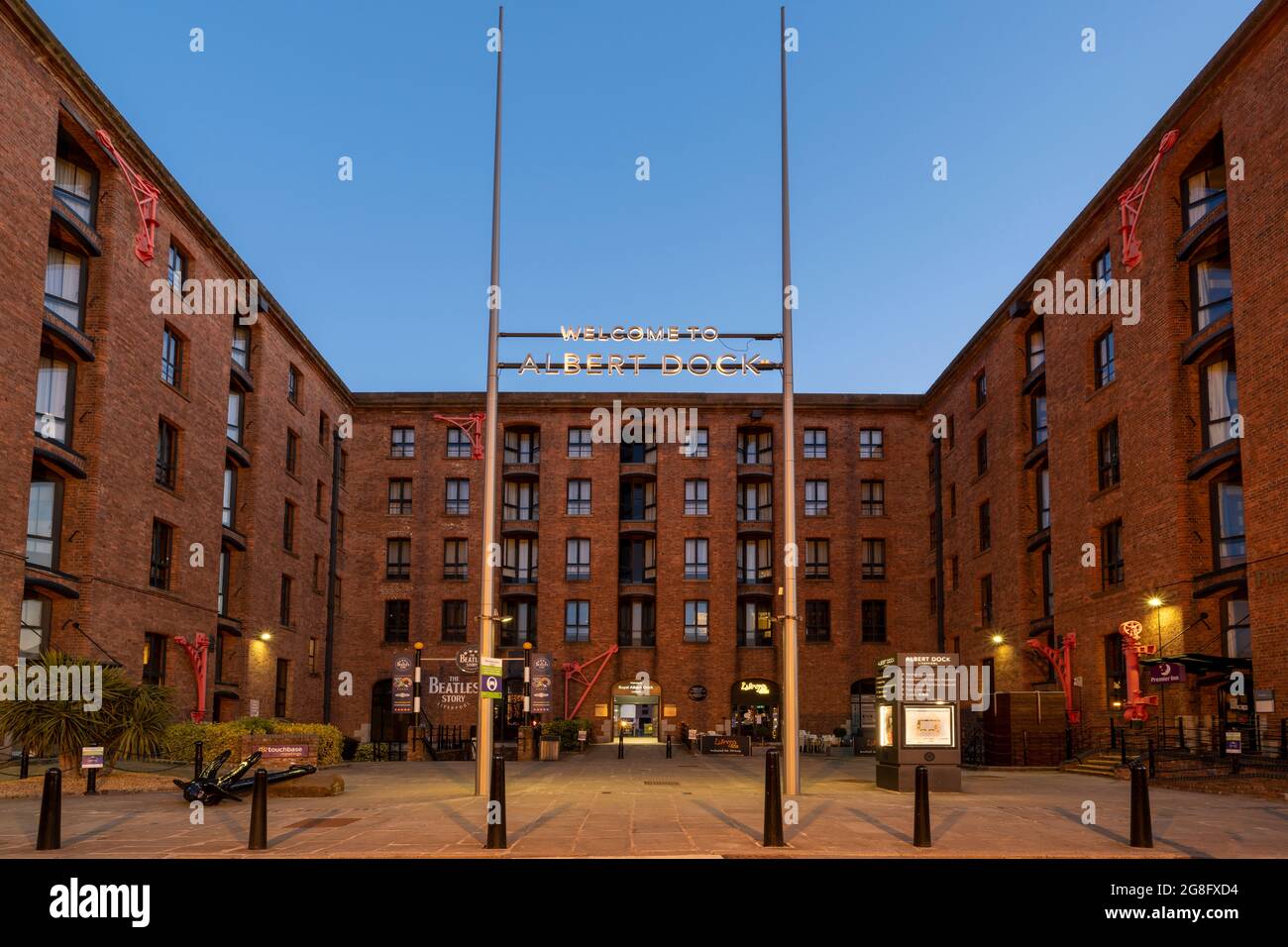 The Beatles Story und Eingang zum Royal Albert Dock, Liverpool, Merseyside, England, Vereinigtes Königreich, Europa Stockfoto