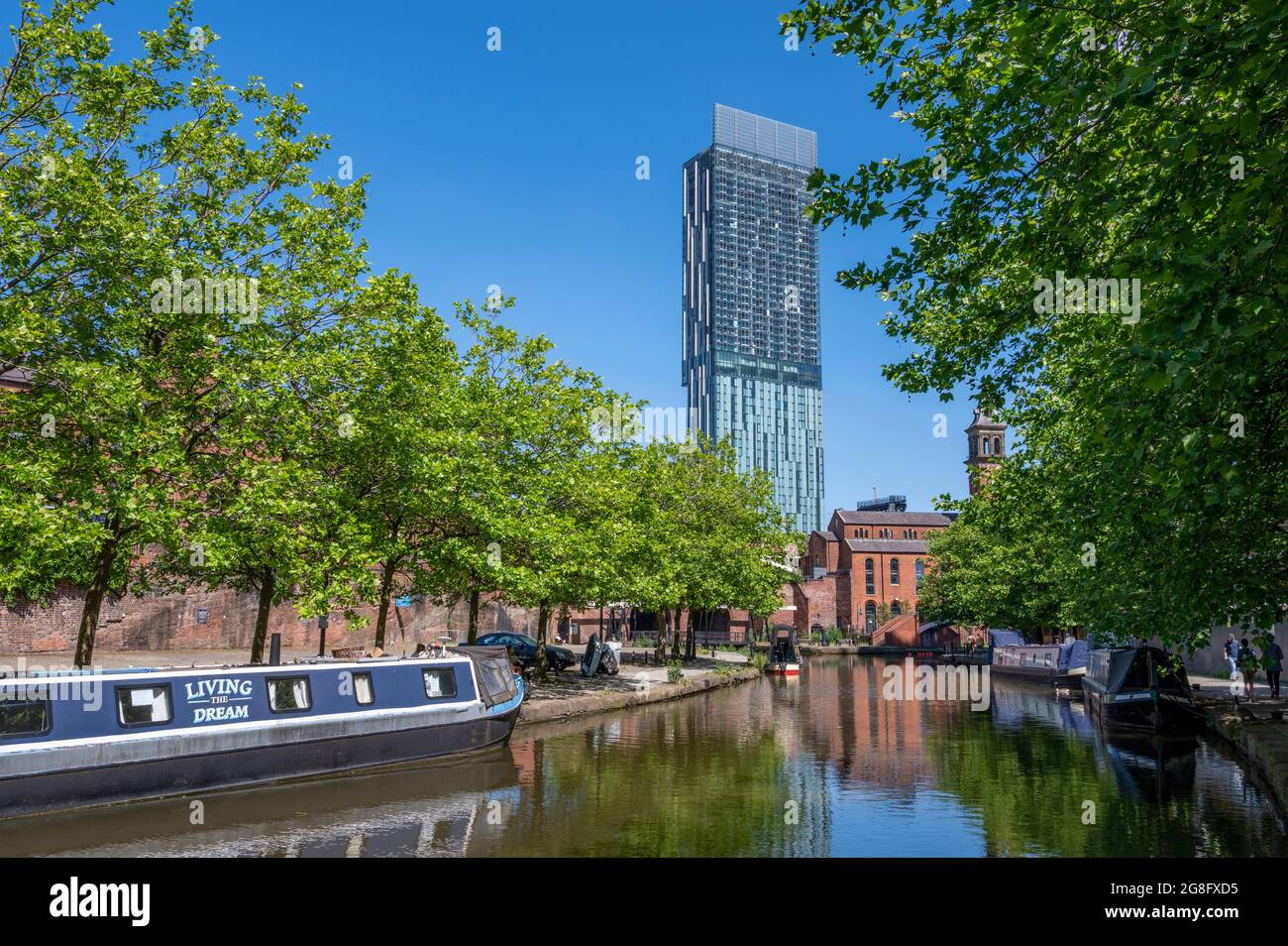 Verankerte Kanalboote im Castlefield Canal Basin mit dem Beetham Tower, Manchester, England, Vereinigtes Königreich, Europa Stockfoto