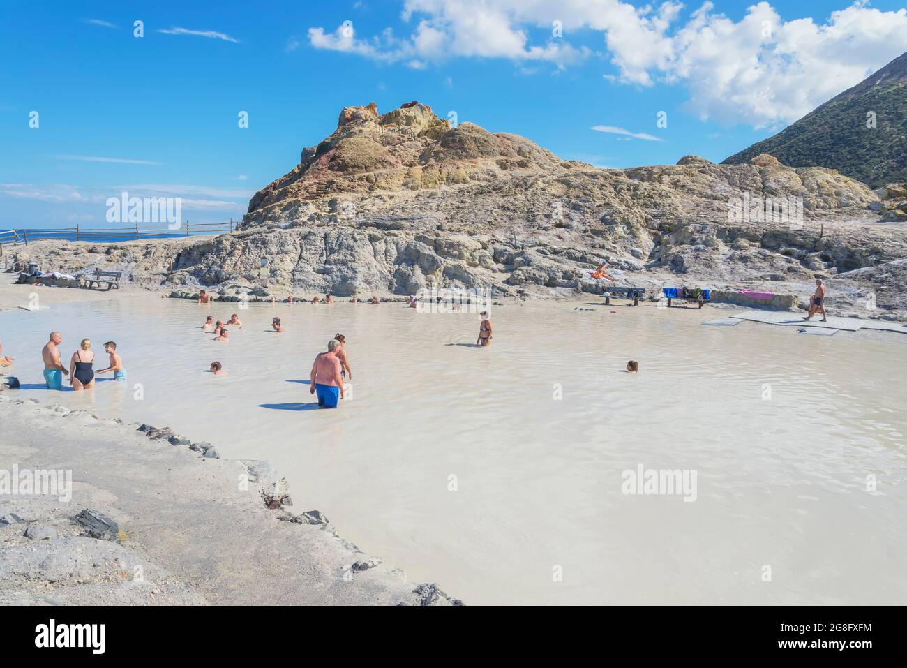 Schlammbad, Vulkaninsel, Äolische Inseln, UNESCO-Weltkulturerbe, Sizilien, Italien, Mittelmeer, Europa Stockfoto