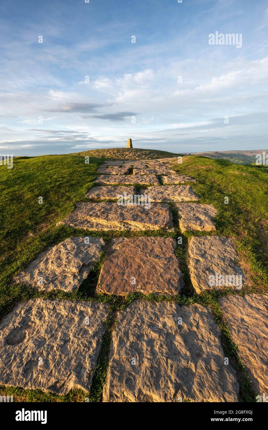 Steinpfad zum Gipfel und Trig Point am Mam Tor, High Peak, Derbyshire, England, Vereinigtes Königreich, Europa Stockfoto