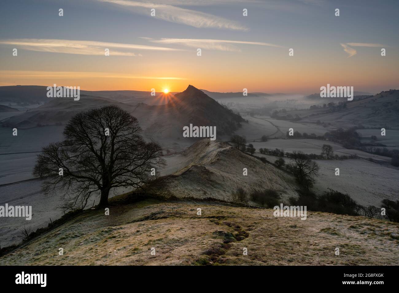 Sonnenaufgang auf dem Chrome Hill im Peak District, Derbyshire, England, Großbritannien, Europa Stockfoto