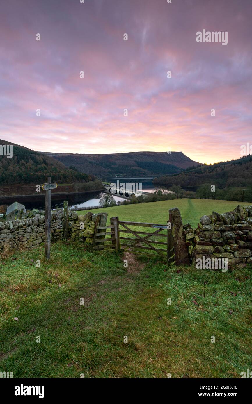Blick auf das Ladybower Reservoir mit Baslow Edge in der Ferne, Peak District, Derbyshire, England, Vereinigtes Königreich, Europa Stockfoto