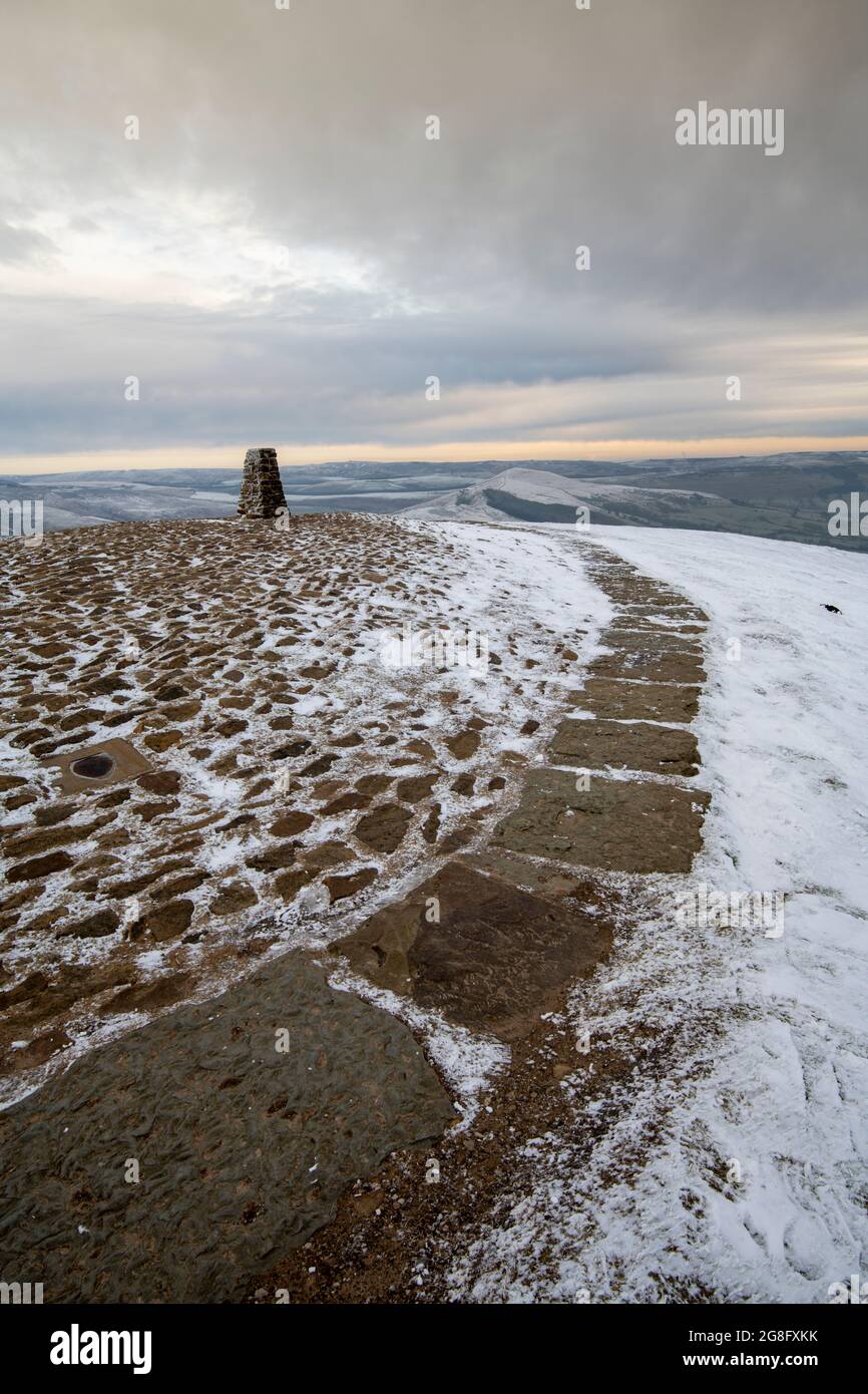 Der Trig Point im Winter am Mam Tor, High Peak, Derbyshire, England, Vereinigtes Königreich, Europa Stockfoto