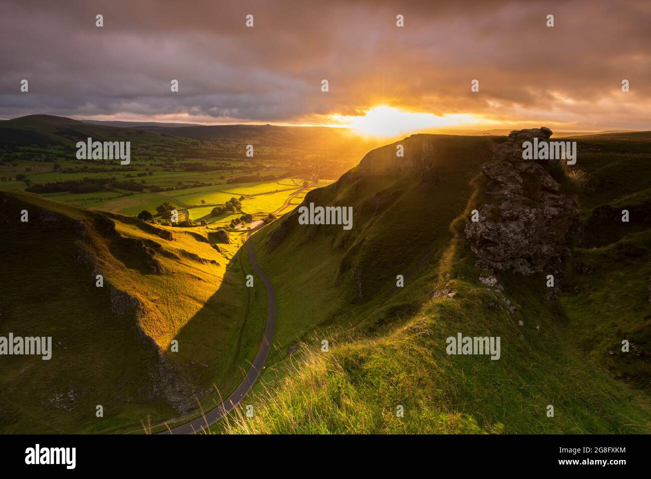 Winnat's Pass badete in der Morgensonne, Edale, Peak District, Derbyshire, England, Vereinigtes Königreich, Europa Stockfoto
