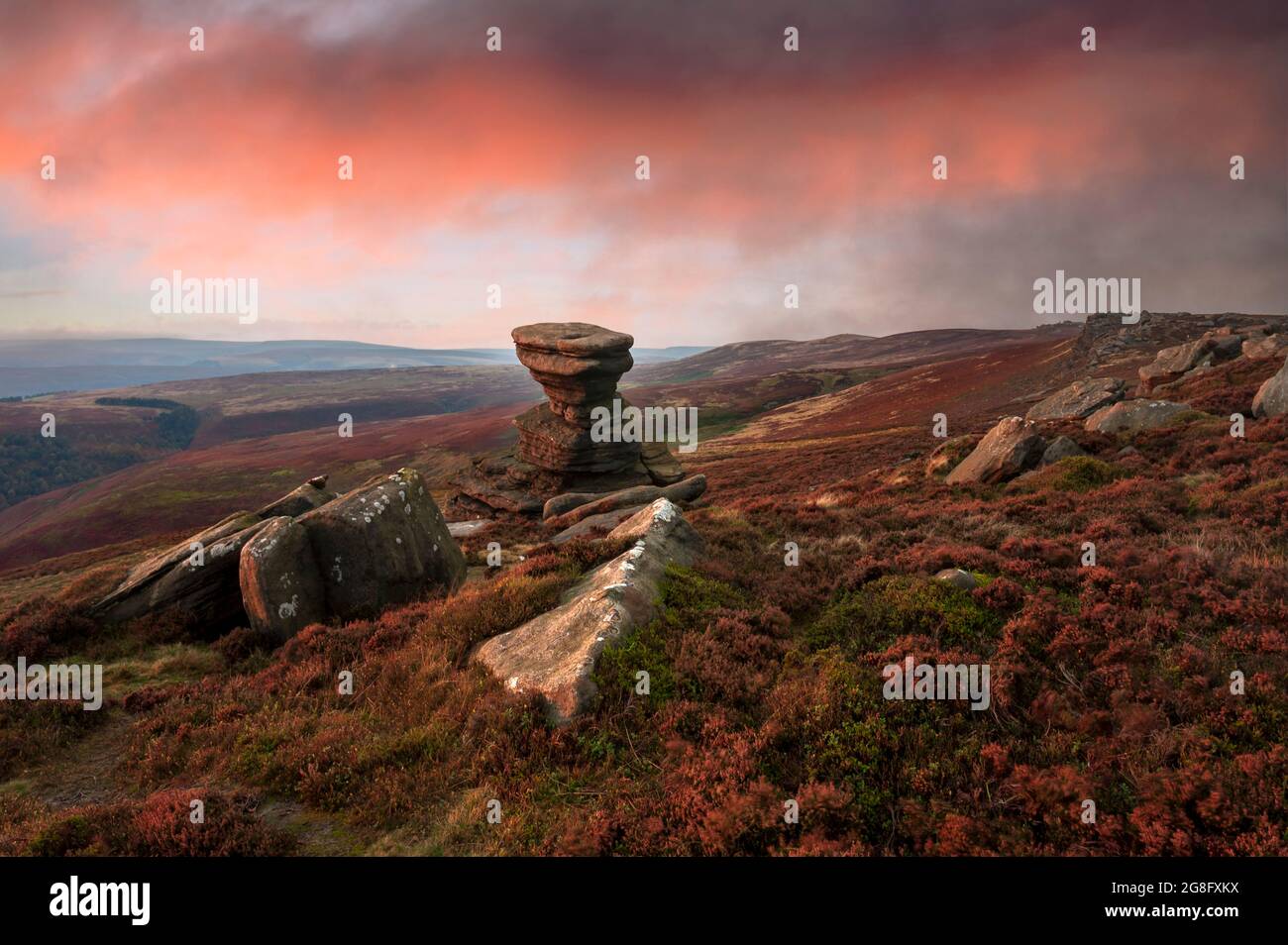 The Salt Cellar Rock, Derwent Edge, with heather moorland, Peak District National Park, Derbyshire, England, Vereinigtes Königreich, Europa Stockfoto