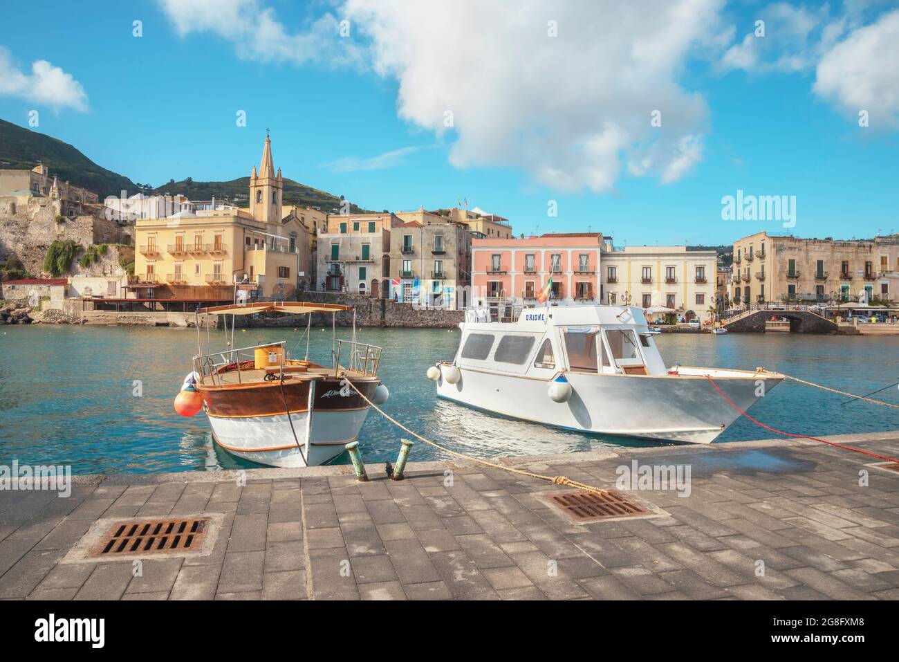 Marina Corta Hafen, Lipari Stadt, Lipari Insel, Äolische Inseln, UNESCO Weltkulturerbe, Sizilien, Italien, Mittelmeer, Europa Stockfoto