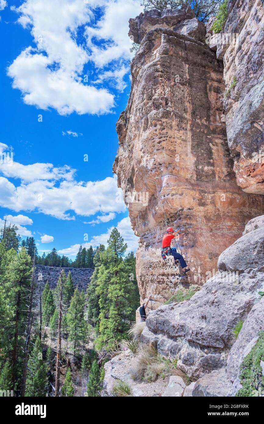 Man klettert in der Grufte (Le Petit Verdon) in Sandy's Canyon, Flagstaff, Arizona, USA, Nordamerika Stockfoto