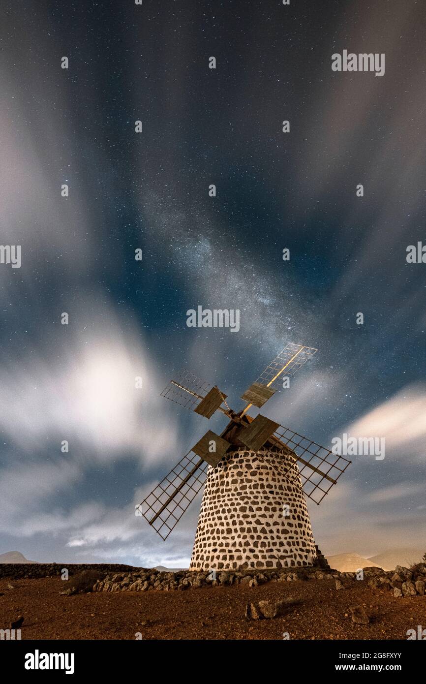 Langzeitbelichtung von Wolken am Nachthimmel über der alten Windmühle, La Oliva, Fuerteventura, Kanarische Inseln, Spanien, Atlantik, Europa Stockfoto